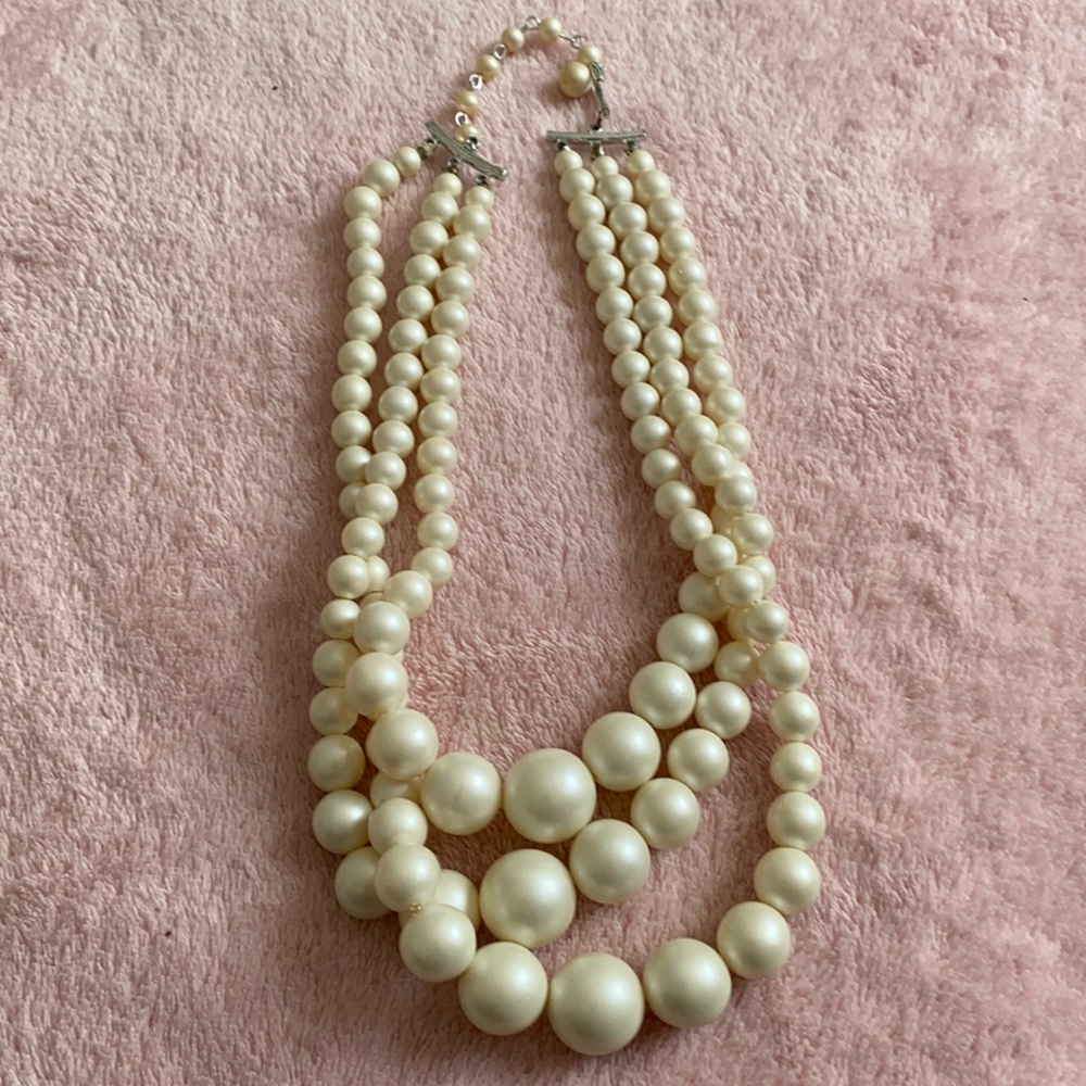 Matte faux three string pearls - Picture 1 of 4
